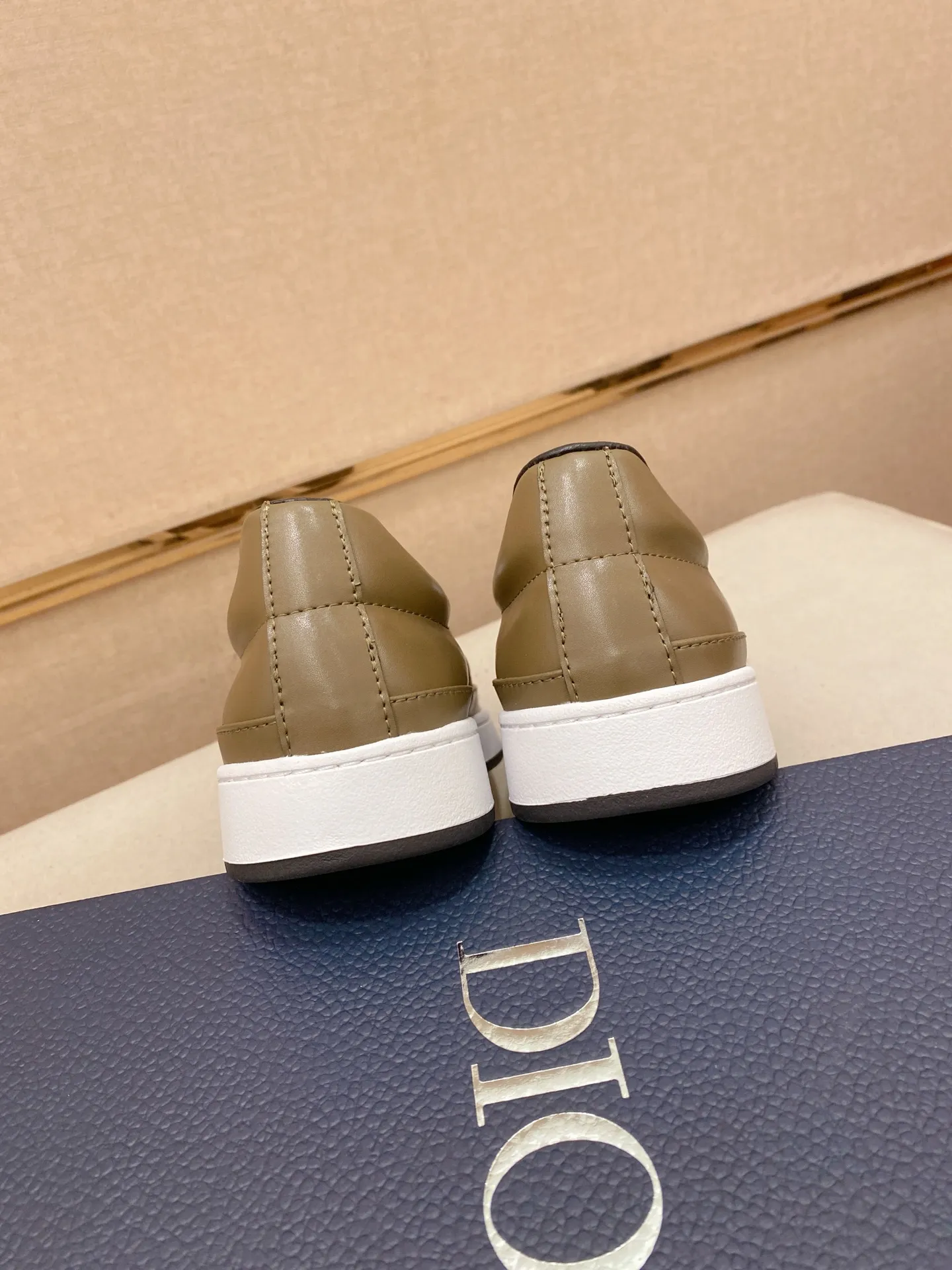 Men's shoes💰 400💰🇮🇹🇮🇹Dior d The new models are on sale at the same time at the counter. The uppers are imported from Italy, and the linings are all imported sheepskin. They are completely 1⃣️ to 1⃣️ replicas 🇮🇹💪💪, ⚠shoes Bottoms: Original soles are specially provided by the original factory. The exclusive movable molded soles are super comfortable. ⚠Original factory goods, 🔍🔍high quality. You can enter and leave the counter at will. Welcome to compare⚠. Code number:38-44